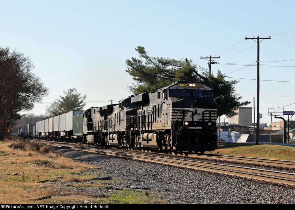 NS 8095 leads train 204 northbound